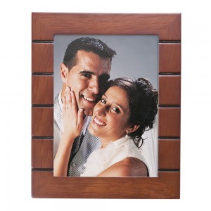 Marco de madera de sobremesa marron  para foto 10x15, 15x20 y 20x25.
