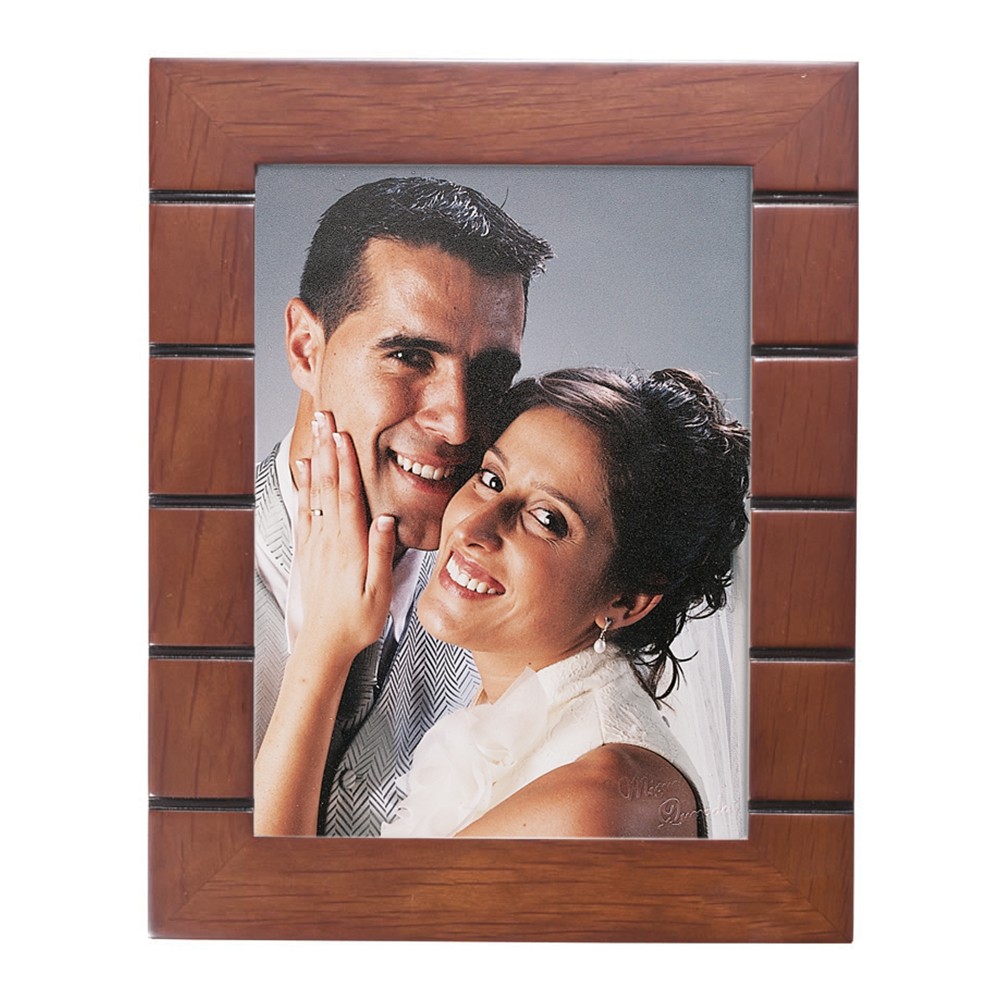 Marco de madera de sobremesa marron para foto 10x15, 15x20 y 20x25. Marco de madera de sobremesa marron para foto 10x15, 15x20 y 20x25.